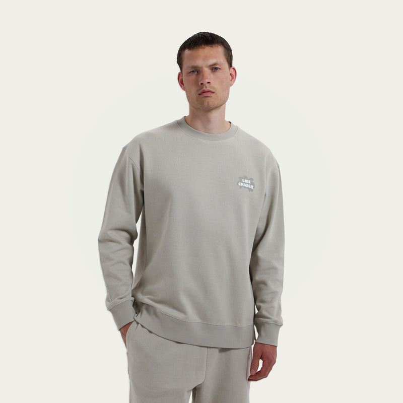 Model draagt de Branded Sweater Khaki, vooraanzicht