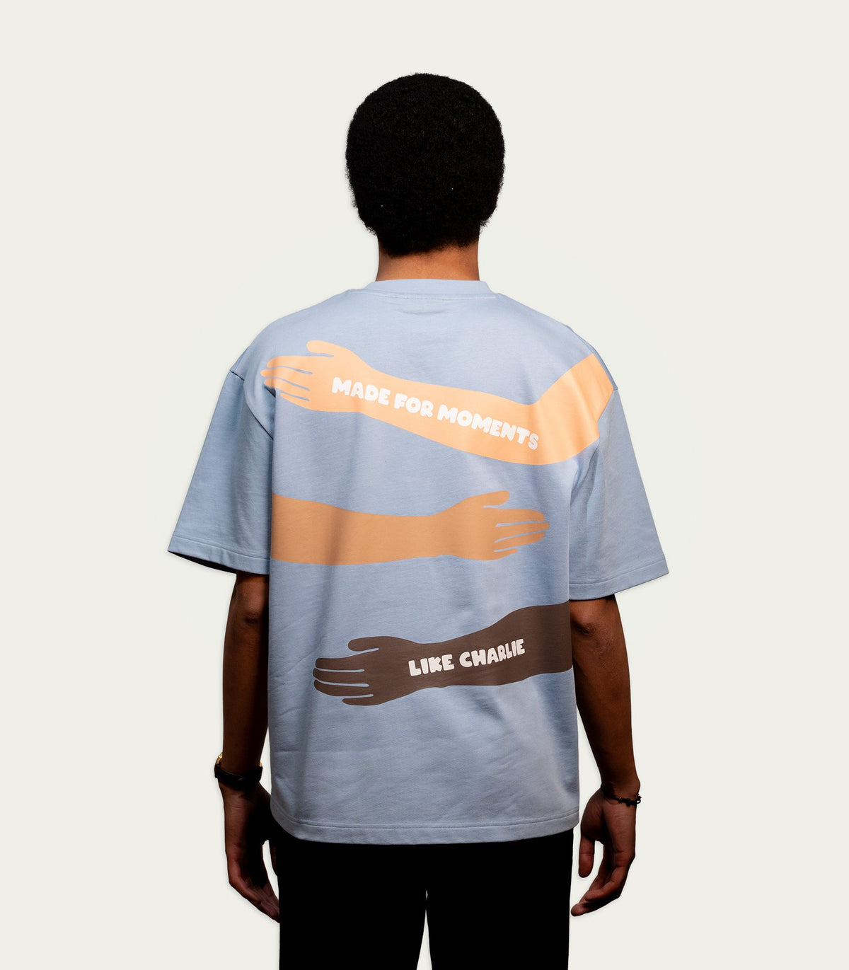 Made For Moments Lichtblauw T-shirt, achterkant op model